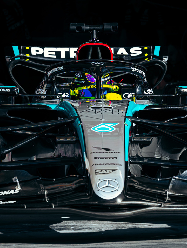 雷诺车队鏖战红牛车队,汉密尔顿高光表现 雷诺车队鏖战红牛车队,汉密尔顿高光表现