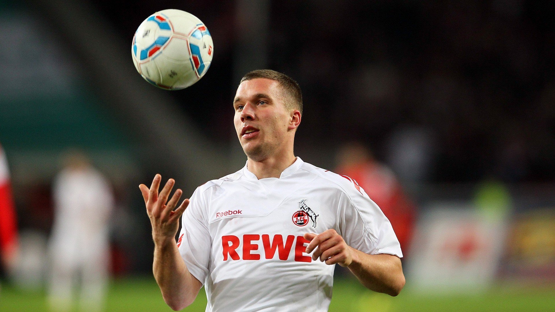 征服两种海拔，从蒙特卡洛的红土到拉沃尔杯的战场，西西帕斯完成对网坛的立体统治