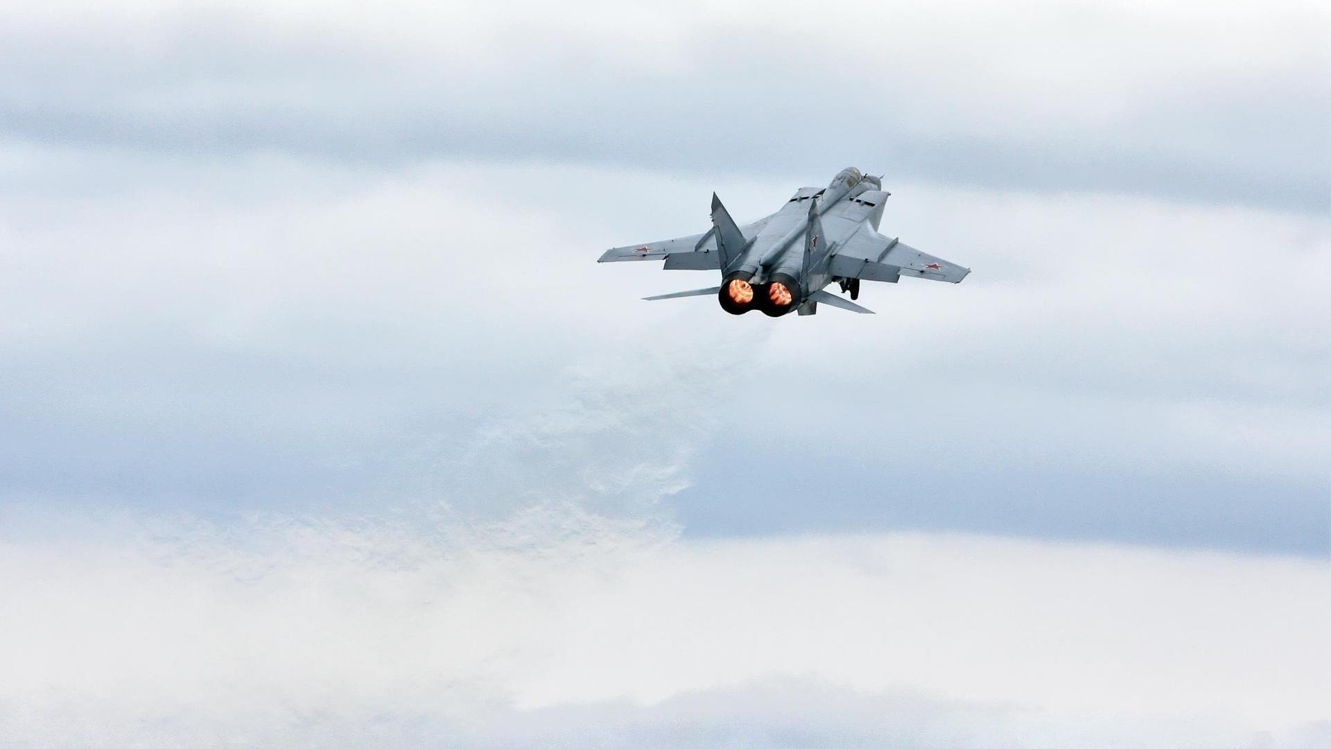 钢铁长城与天赋洪流的对话，浙江队用体系防守锁死活塞，锡安个人秀划破夜空